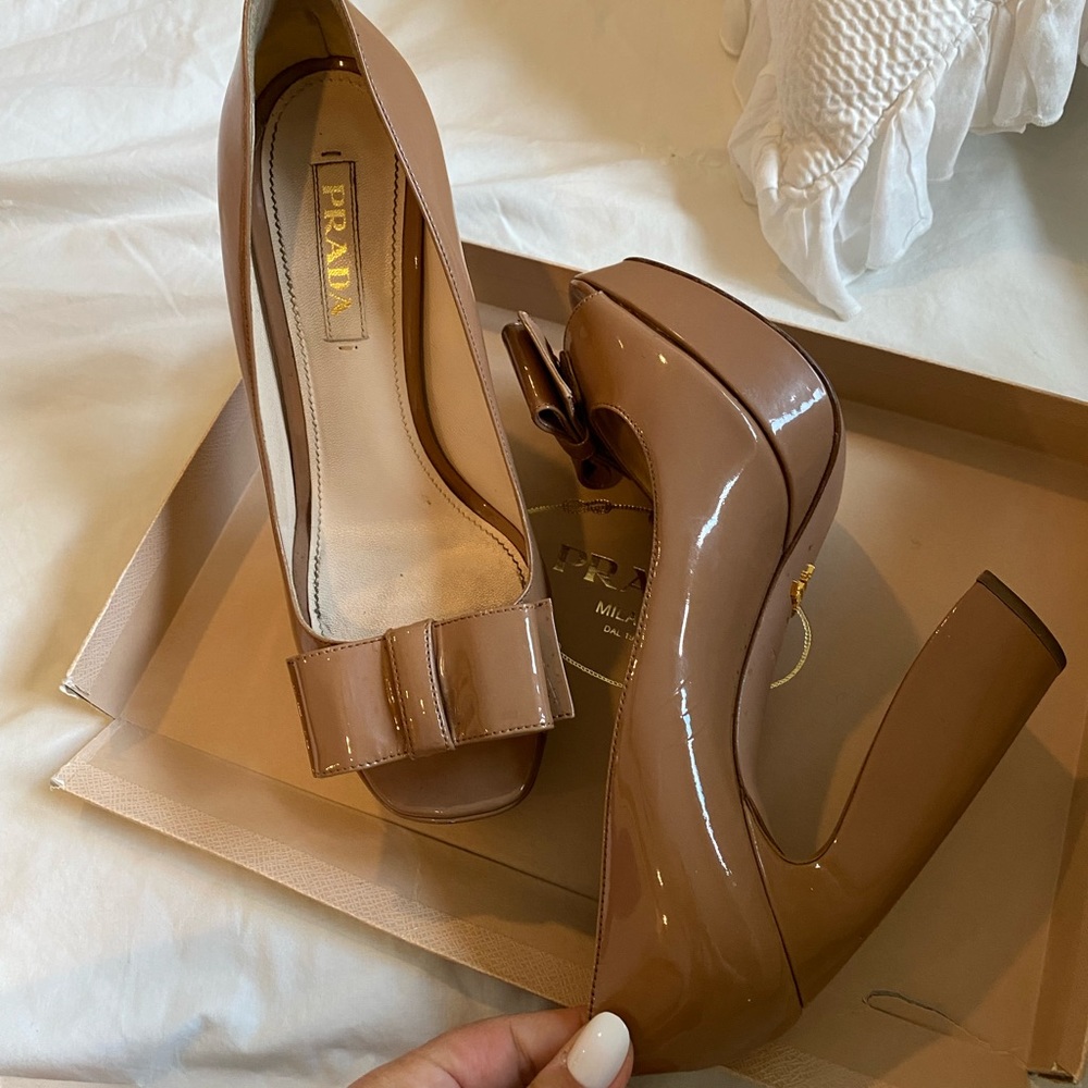 Prada nude patent leather pumps with bow